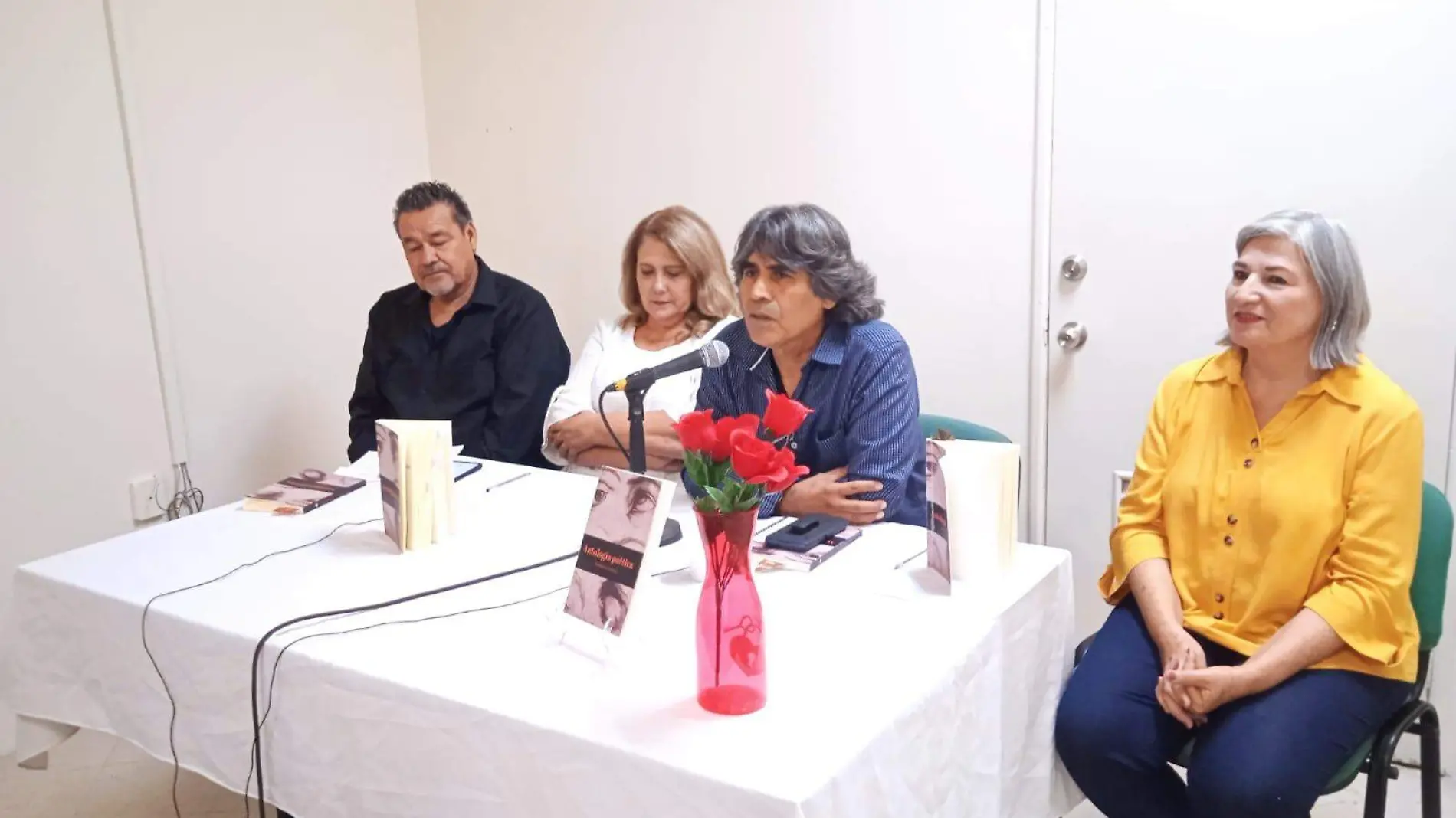 Presentan en Hermosillo la antología poética “Miradas en el ocaso”